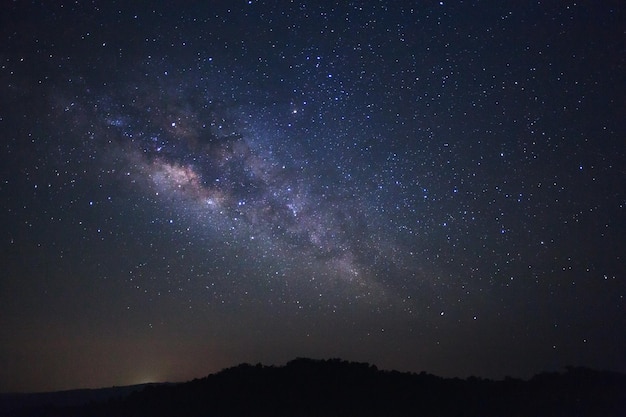 Claramente a via láctea com estrelas e poeira espacial no universo em phitsanulok na tailândia