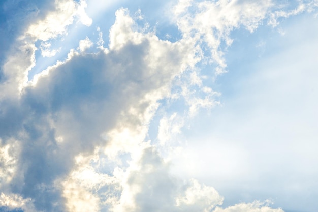 Claramente hermoso cielo azul con nubes únicas