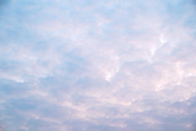 Claramente hermoso cielo azul con nubes únicas