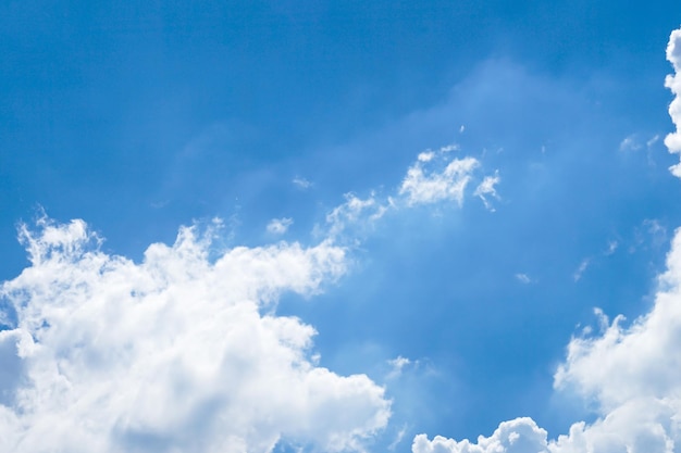 Claramente hermoso cielo azul con nubes únicas