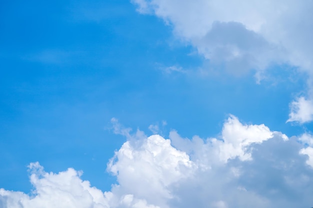 Claramente hermoso cielo azul con nubes únicas