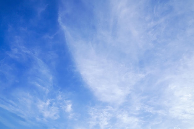 Claramente hermoso cielo azul con nubes únicas