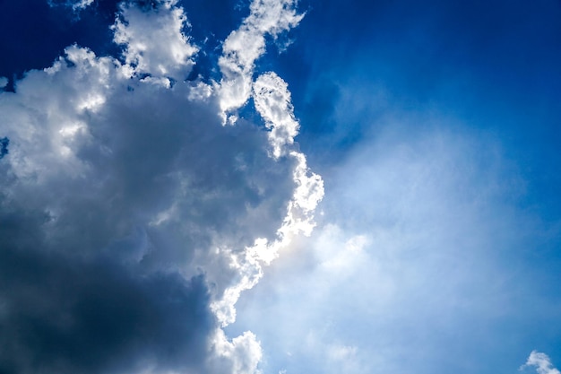 Claramente lindo céu azul com nuvem única