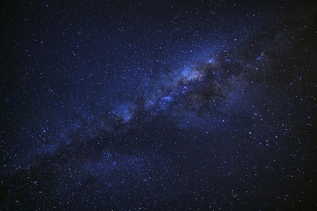 Claramente vía láctea en el cielo nocturno