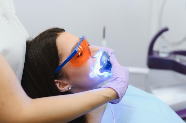 Clareamento dos dentes para mulher Branqueamento dos dentes na clínica do dentista