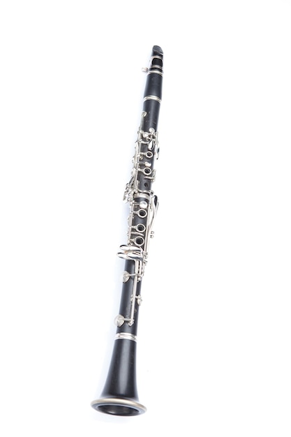 Clarinete aislado sobre fondo blanco.