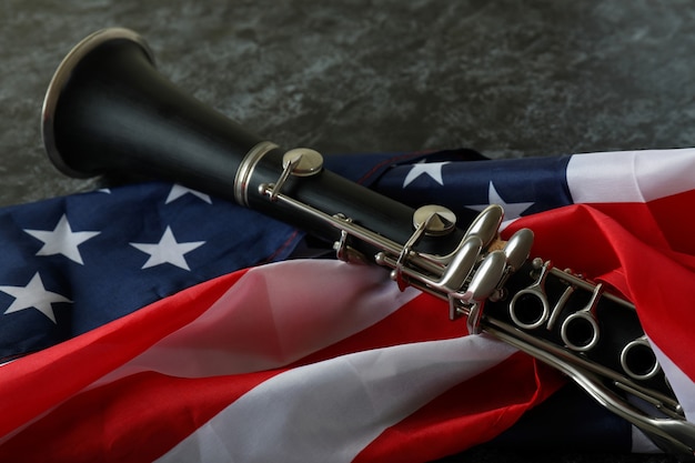 Clarinete y bandera americana sobre fondo negro ahumado
