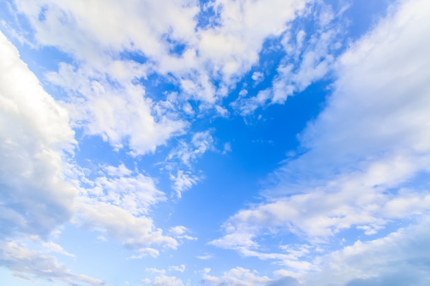 Claro céu azul com nuvens