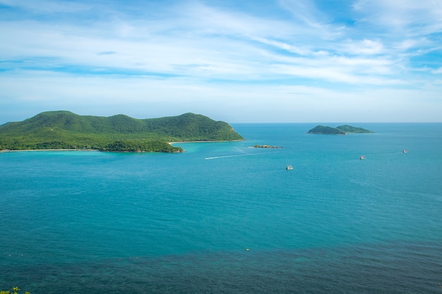 Foto claro cielo azul y el mar en la isla.