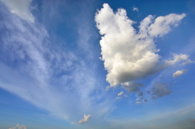 Claro cielo azul con nubes blancas en un día brillante de verano