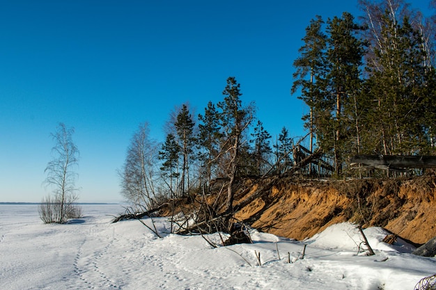 Un claro día de invierno en el río Volga