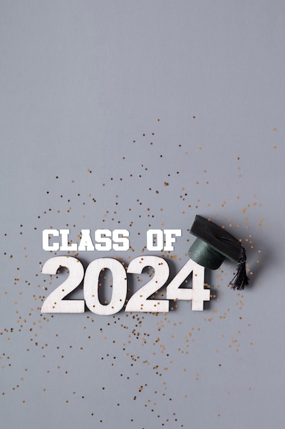 Clase de 2024 concepto Número 2024 con gorra de graduación y confeti
