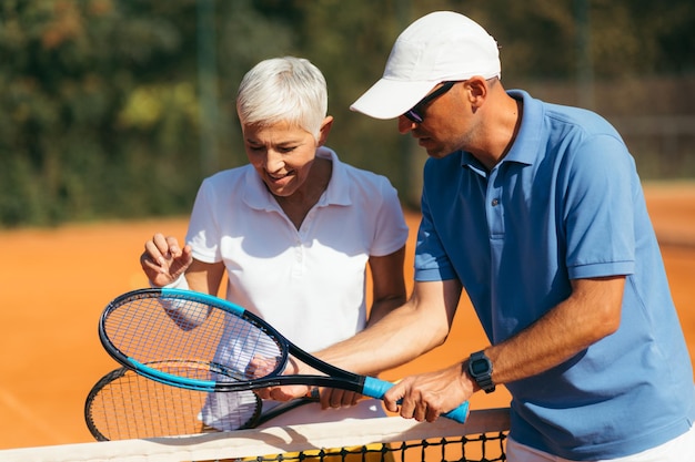 Clase de actividades de tenis para personas mayores