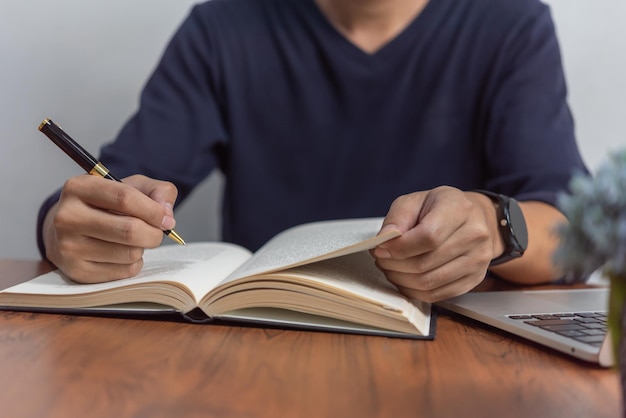 clase de aprendizaje en línea mediante el uso de computadoras portátiles y escritura de cuadernos lugar de trabajo Desarrollo de la educación.