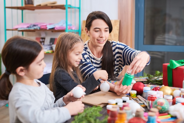 Clase de arte y artesanía en Navidad