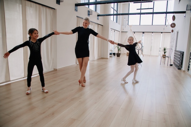 Foto clase de coreografía para jóvenes estudiantes bailando con su entrenador de coreografía en el estudio.