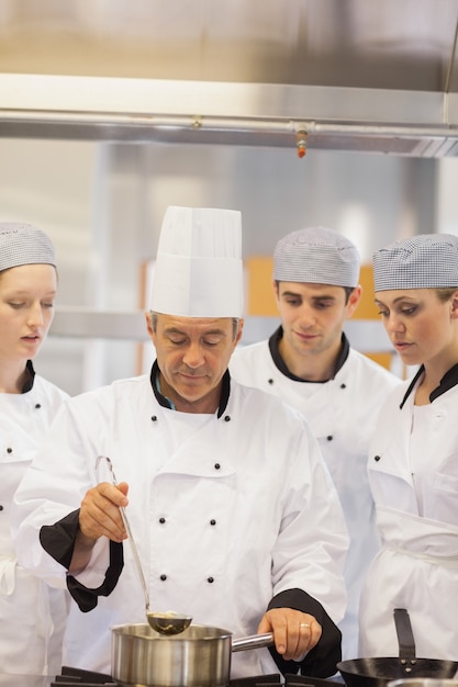 Clase culinaria aprendiendo a hacer sopa