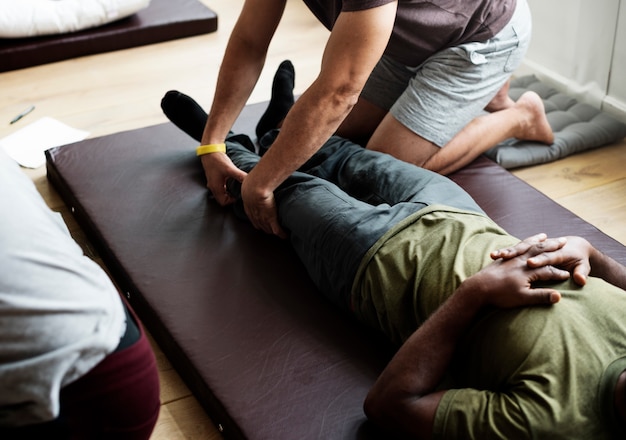 Clase de entrenamiento en grupo de terapia de masaje