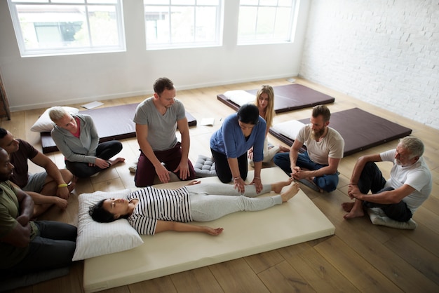 Foto clase de entrenamiento en grupo de terapia de masaje