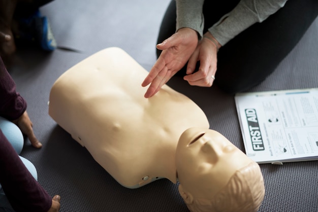 Clase de entrenamiento de primeros auxilios de RCP