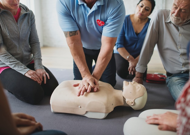 Foto clase de entrenamiento de primeros auxilios de rcp