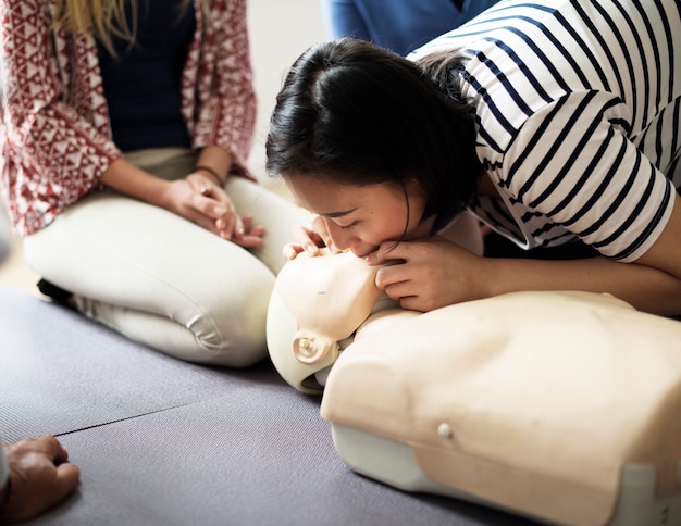 Clase de entrenamiento de primeros auxilios de RCP