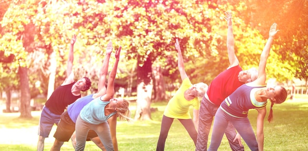 Clase de fitness de estiramiento en el parque