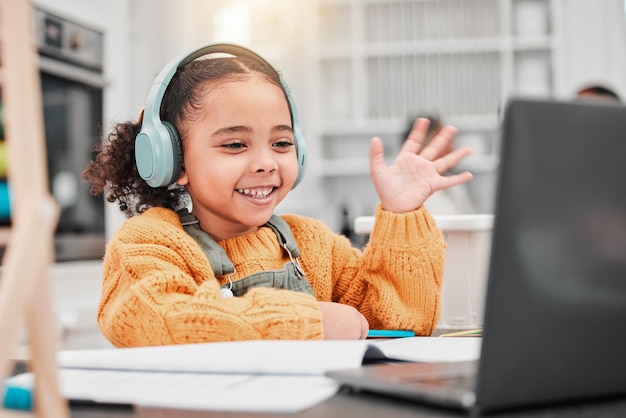 Clase en línea de aprendizaje electrónico y ola infantil en una llamada por Internet con una computadora portátil y una sonrisa Computadora educativa y niño feliz con tecnología para el aprendizaje remoto, el estudio y el desarrollo del conocimiento con tecnología