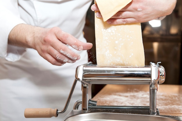 Clase maestra. Chef prepara porción de pasta tradicional italiana