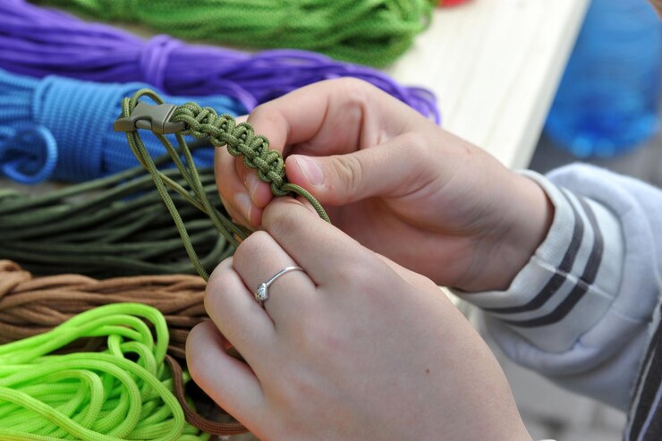 Foto clase maestra hecha a mano de tejer pulseras de encanto