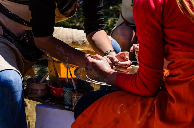 Clase magistral de cerámica en una feria callejera