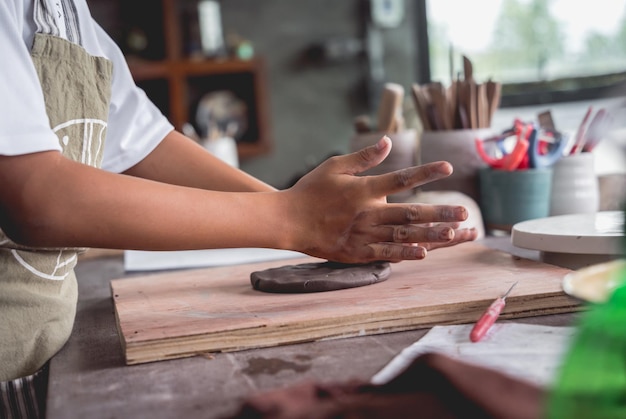 La clase magistral en un gran taller sobre la fabricación de productos de arcilla.