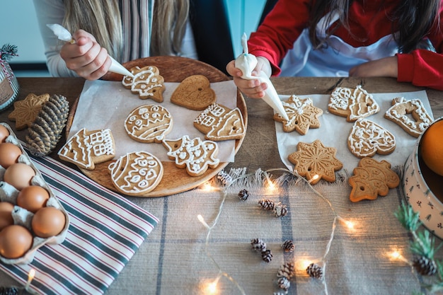Clase magistral para niños sobre cómo cocinar y decorar galletas navideñas.