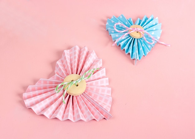 Clase magistral de scrapbooking. Bricolaje Hacer una tarjeta del día de San Valentín con corazones de papel. El hobby de las mujeres. Suministros de artesanía en la mesa.