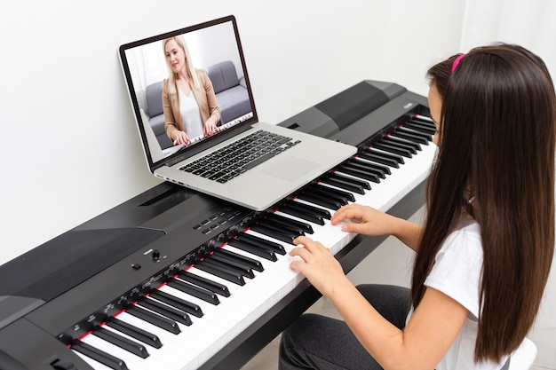 Clase de música de piano por Internet en casa. Estudiar en línea
