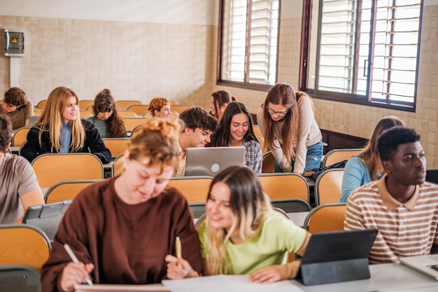 Clase universitaria donde el profesor explica personalmente la lección a un alumno