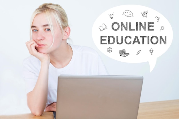 Clase virtual educación en línea curso de marketing digital pensativa mujer relajada con cuaderno aislado