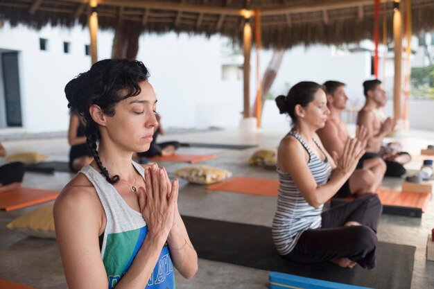 Clase de yoga meditando