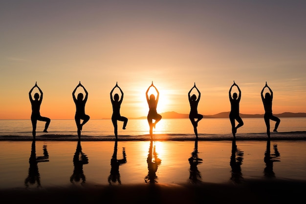 Clase de yoga en una playa al amanecer