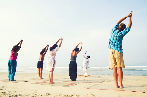 Foto clase de yoga en la playa