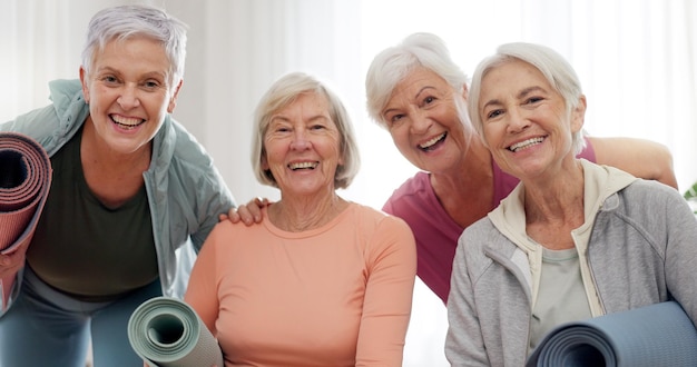 Clase de yoga y rostro de personas mayores felices para la membresía del club de ejercicios de jubilación y bienestar comunitario Retrato de grupo de amigos de Pilates y mujeres mayores en el estudio de entrenamiento y fitness