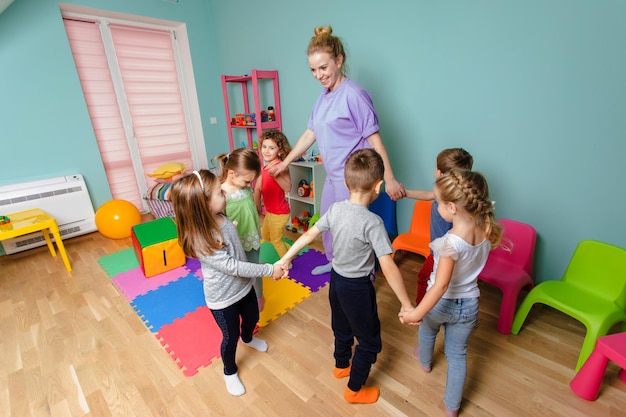 Clases de baile alegres para niños en la guardería.