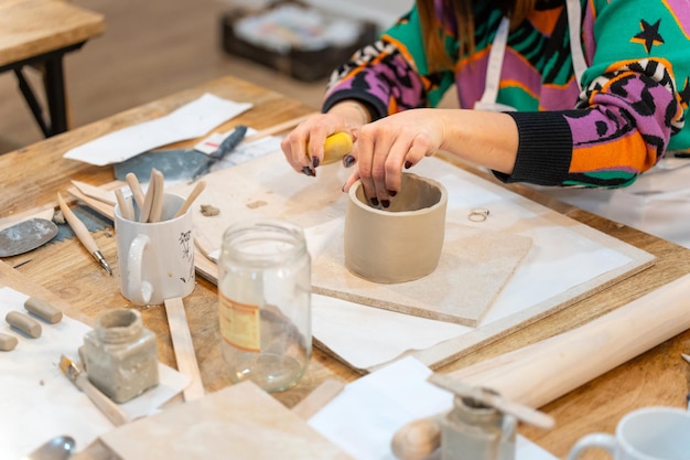 Clases de cerámica Mujeres que trabajan en el taller