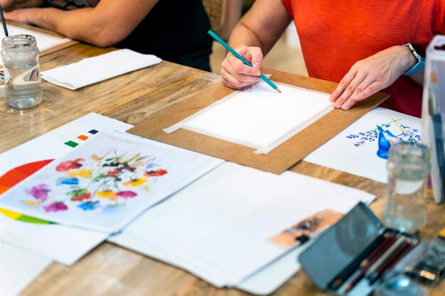 Foto clases de dibujo y pintura primer plano de la mano de una mujer con un dibujo a lápiz