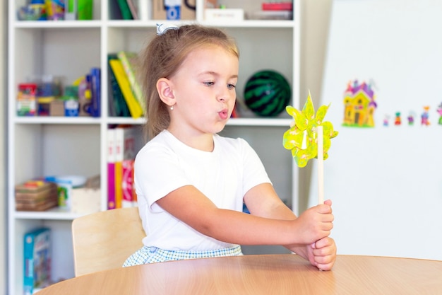 Clases de terapia del desarrollo y del habla con una niña.