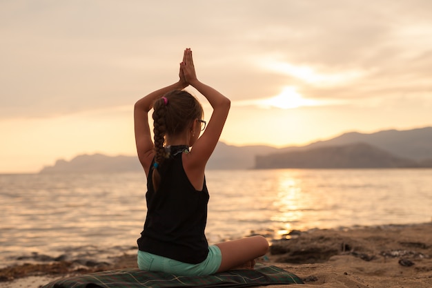 Clases de yoga al atardecer.