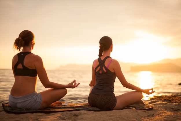 Clases de yoga al atardecer.