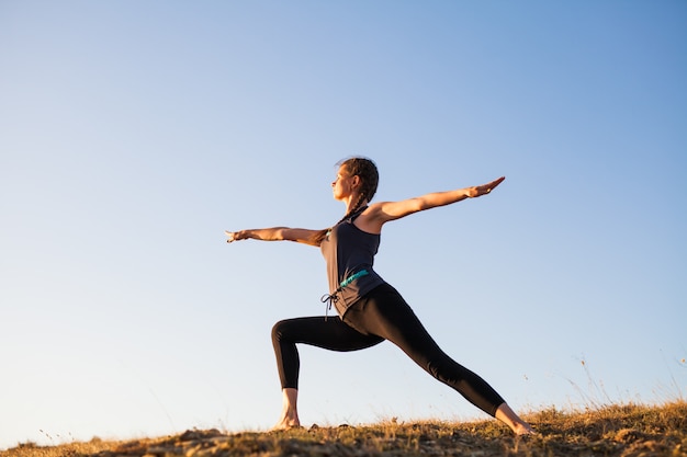 Clases de yoga al atardecer.