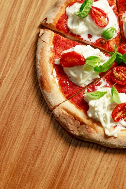 Clásica pizza italiana margherita con mozzarella y albahaca