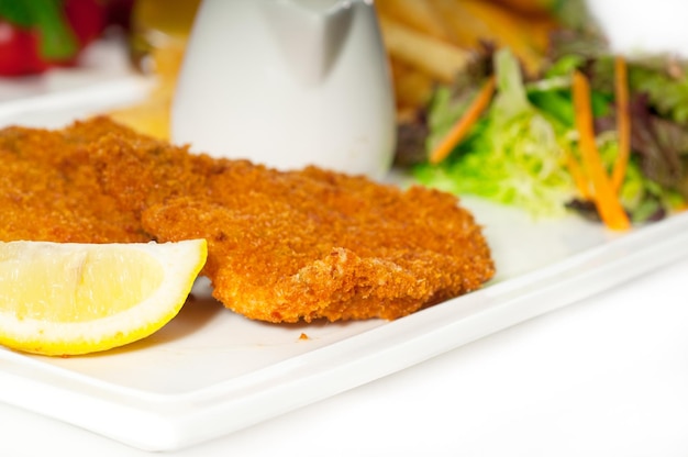 Clásicas chuletas de ternera a la milanesa y verduras